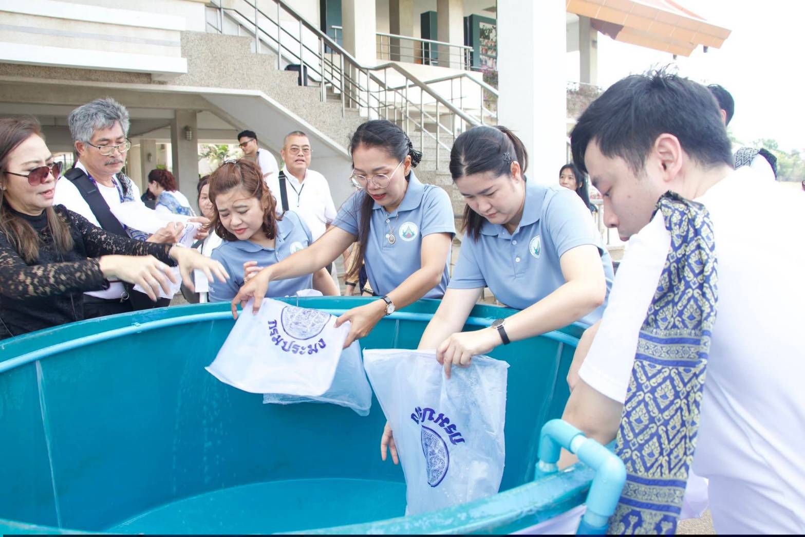 title - ผอ.ศพส. ห้การต้อนรับ คณะผู้บริหาร พนักงาน และสื่อมวลชน จาก บริษัท ทิพยประกันภัย จำกัด (มหาชน) พร้อมนำคณะเข้าเยี่ยมชมนิทรรศการสืบสาน สายธาร สร้างงาน หัตถศิลป์ ณ ศูนย์ส่งเสริมและพัฒนาอาชีพเสริมนอกภาคการเกษตร (ศูนย์ศิลปาชีพ บางไทรฯ (เดิม)) 